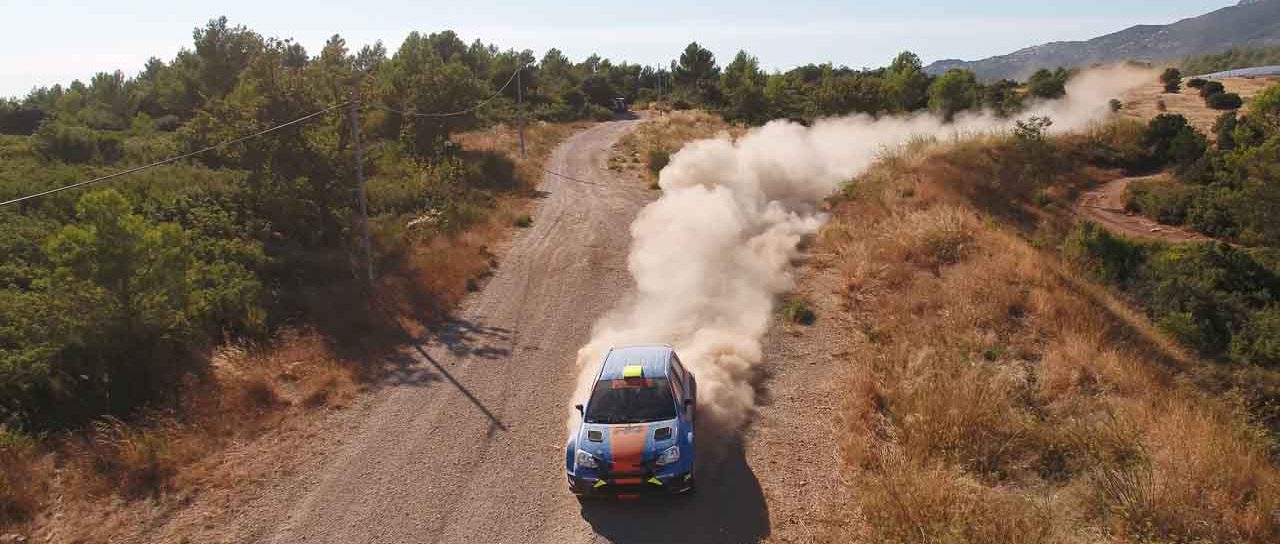 Voiture de rallye vue en drone