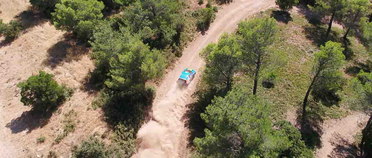 voiture de course en plein virage vue en drone