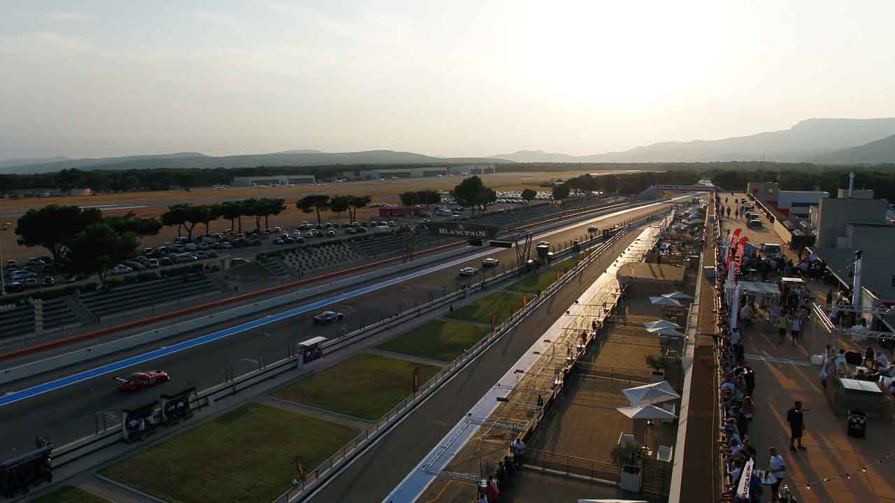 coucher de soleil au dessus du circuit du Castellet