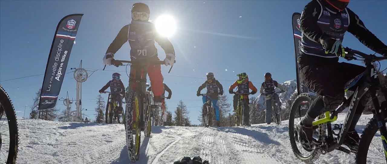 Descente en vélo sur neige